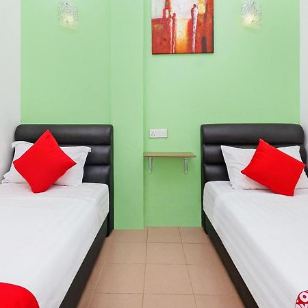 Oyo 850 Gold Star Hotel Chukai Esterno foto