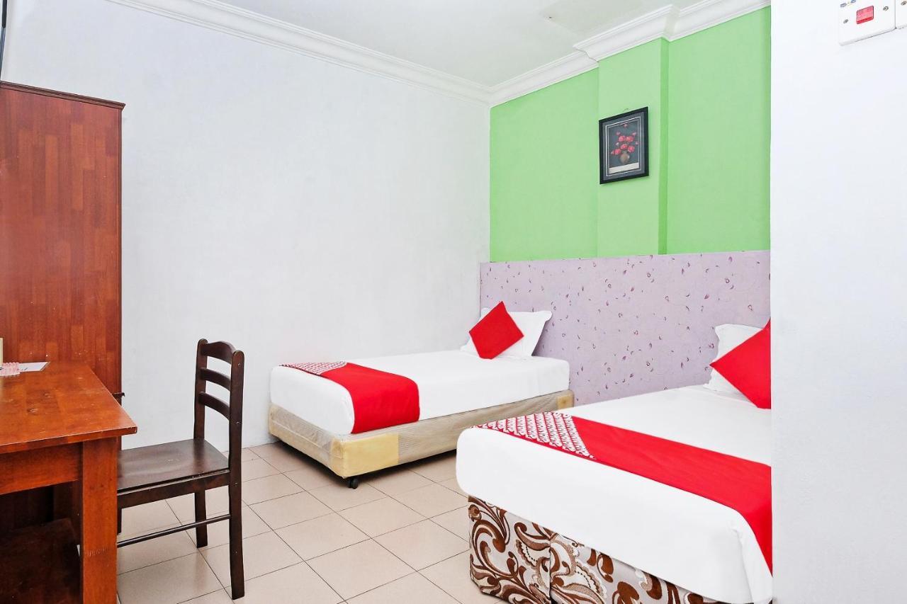 Oyo 850 Gold Star Hotel Chukai Esterno foto