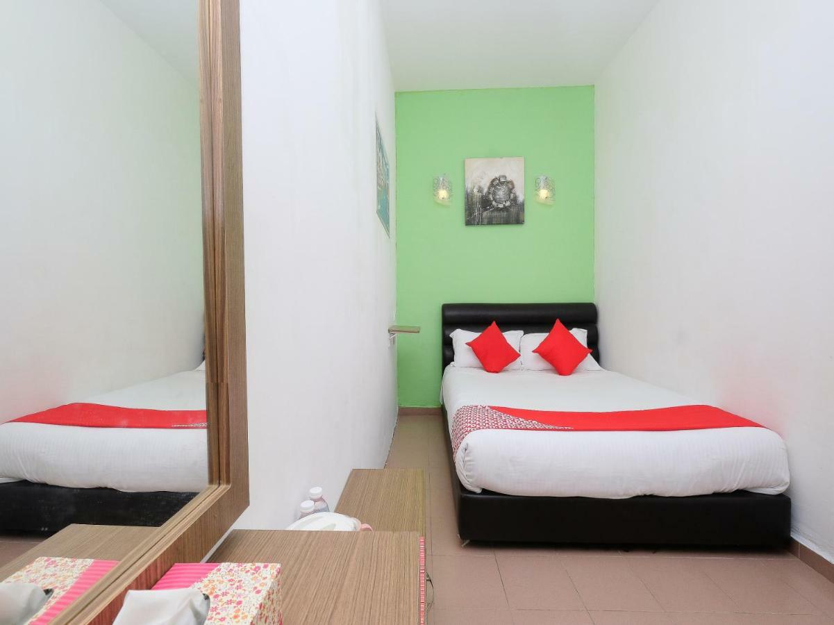 Oyo 850 Gold Star Hotel Chukai Esterno foto