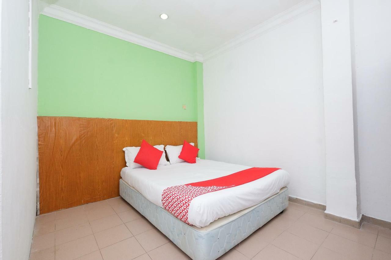 Oyo 850 Gold Star Hotel Chukai Esterno foto