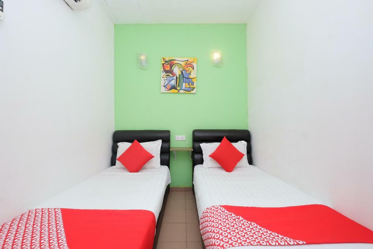 Oyo 850 Gold Star Hotel Chukai Esterno foto